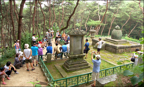 나옹선사(1320~1376)의 승탑은 범종의 소리처럼 선사의 말씀이 울려퍼지기를 염원하여 석종모양으로 만들어졌다. 이후 오늘날 사원 근처 숲 속에서 흔히 볼 수 있는 승탑에 영향을 주었다. 왼쪽의 승탑 비문은 고려말 유학자였던 이색이 지었다. 